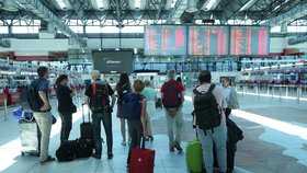 Fronty a dlouhé čekání: Výpadek systému zpomalil odbavování v Praze i na dalších letištích!