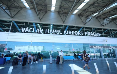 Opakované přistání na pražském letišti kvůli srdeční zástavě! Cizinka zemřela, další cestující je v nemocnici