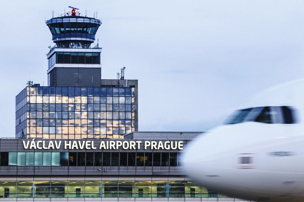 Poslance na letišti v Praze zadržela policie. Dárek matce platil falešnými eury.