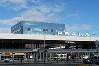 Dlouhé fronty na pražském letišti: Špatně se připravilo na nový systém?! Zasedne představenstvo