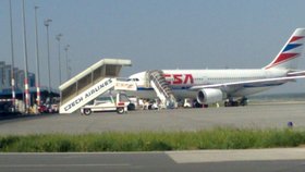 Přílet letadla z Mexika na pražské letiště. V Ruzyni vládla přísná bezpečnostní opatření.