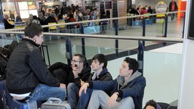 Ilustrační foto - na letištích čekají desítky turistů na svůj let od Španělska