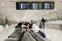 Češi jsou už 3 noci „uvěznění“ na letišti v Dubaji. Nemohou domů, spí na podlaze