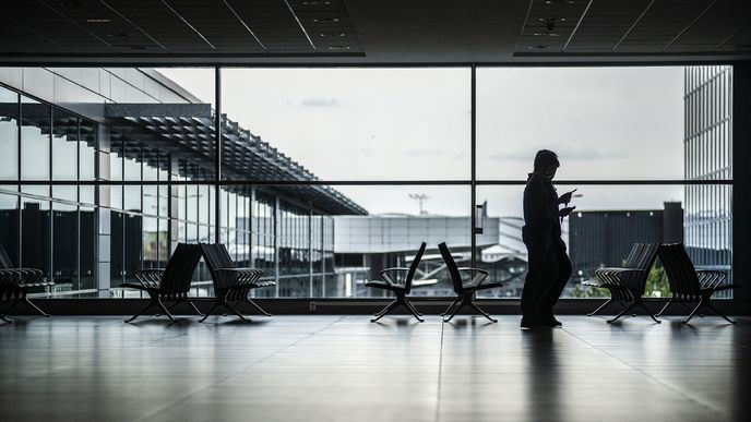 Letiště Václava Havla v době vladních nařízení a omezení cestovního ruchu zeje prázdnotou