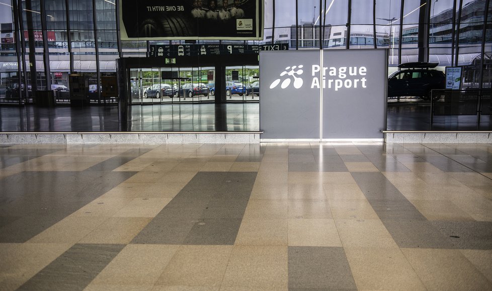 Letiště Václava Havla v době vladních nařízení a omezení cestovního ruchu zeje prázdnotou