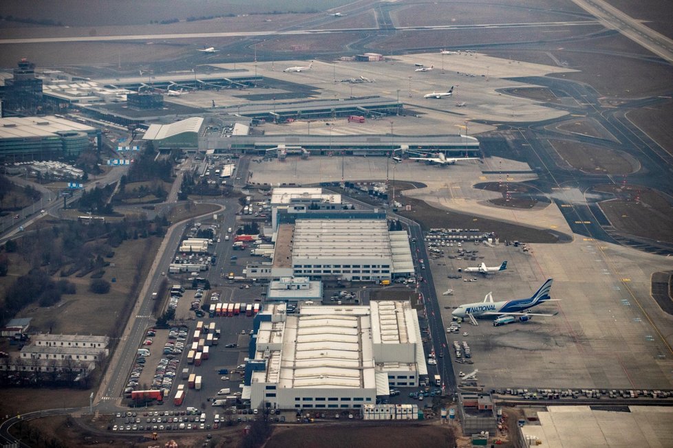 Letecký snímek Letiště Václava Havla z roku 2019