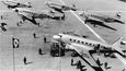Pohled na letištní plochu na konci třicátých let