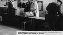 Fotografie zachycující odbavení zavazadel, rok 1947 Fotografie zachycující odbavení zavazadel, rok 1947