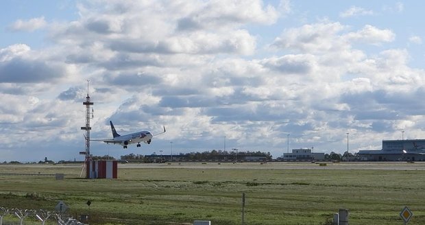 Na Letišti Václava Havla vyjelo prázdné letadlo při odbavování z letištní plochy na trávu. Nikomu se nic nestalo. (ilustrační foto)