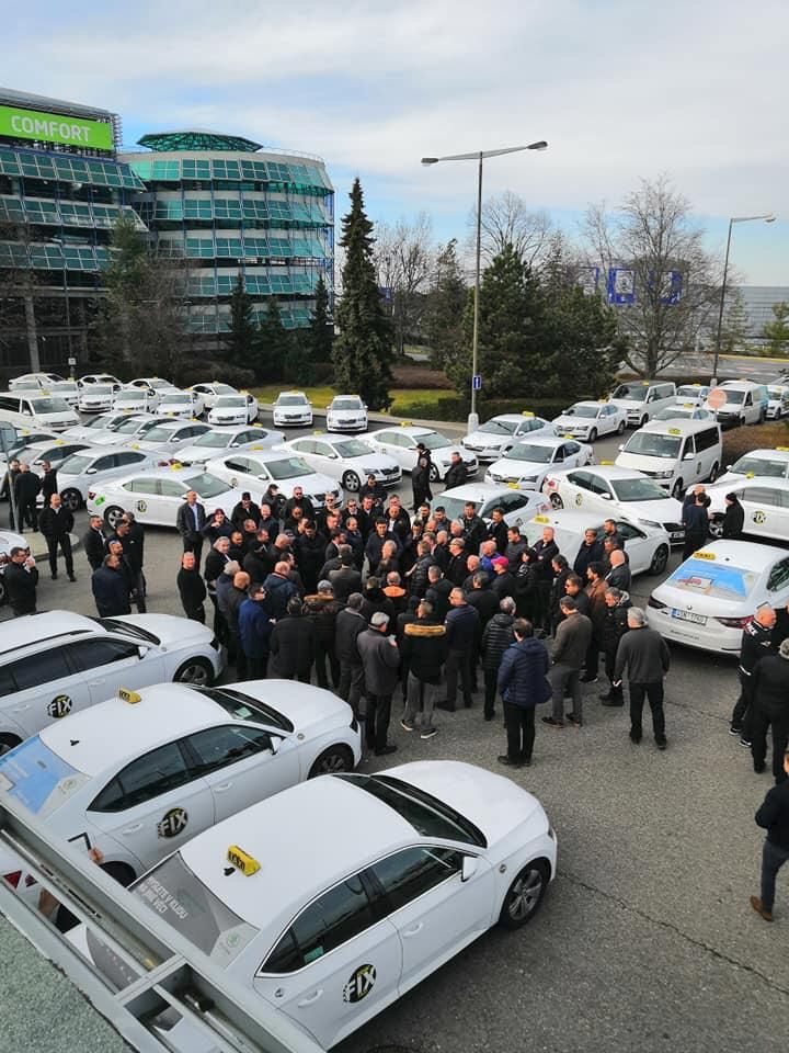 Proti Uberu několikrát demonstrovali i pražští taxikáři.