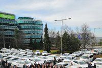 Protest taxikářů u pražského letiště: Parkoviště zaplavily stovky aut