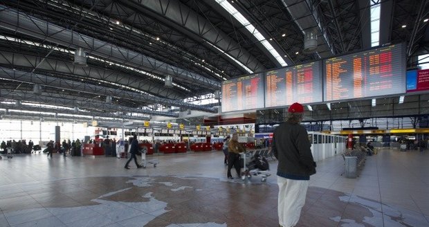 Omezení na pražském letišti: Kvůli předsednictví EU se uzavře parkoviště před terminálem 2