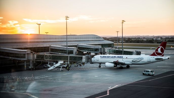 Letiště Václava Havla vyzývá cestující, aby přišli 2,5 hodiny před odletem, pokud letí do Evropy, a tři hodiny, pokud letí mimo Evropu.