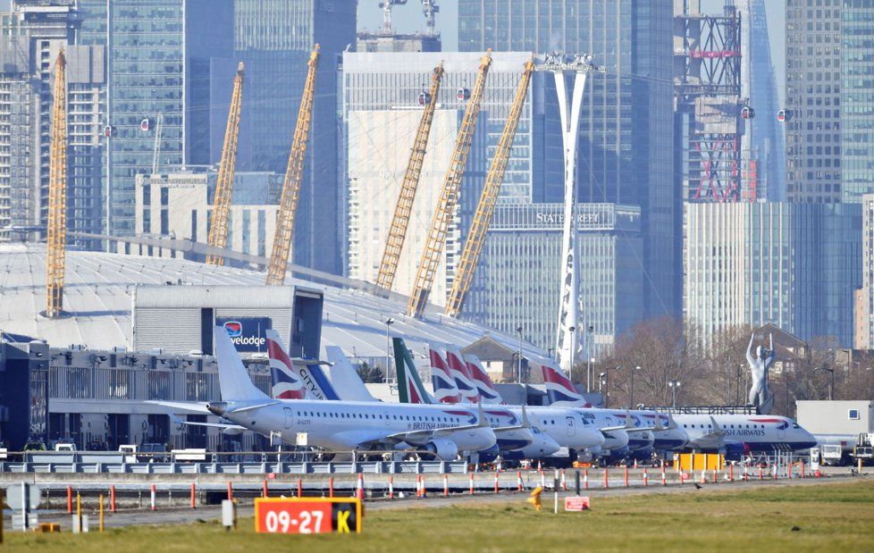 Největší londýnské letiště zastavilo odlety. Poblíž se prý objevil dron.