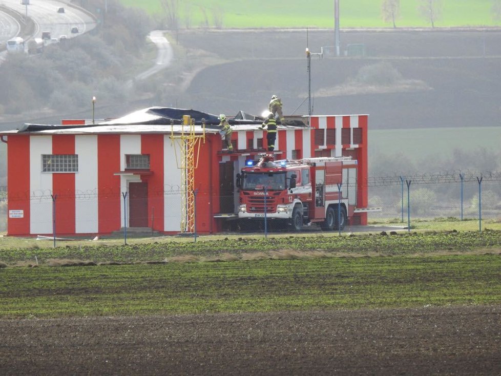 Personál i hasiči na pražském letišti mají kvůli silnému větru pohotovost.