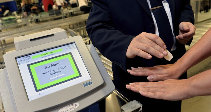 Nové detektory na pražském letišti umí odhalit přítomnost výbušniny během několika chvil.