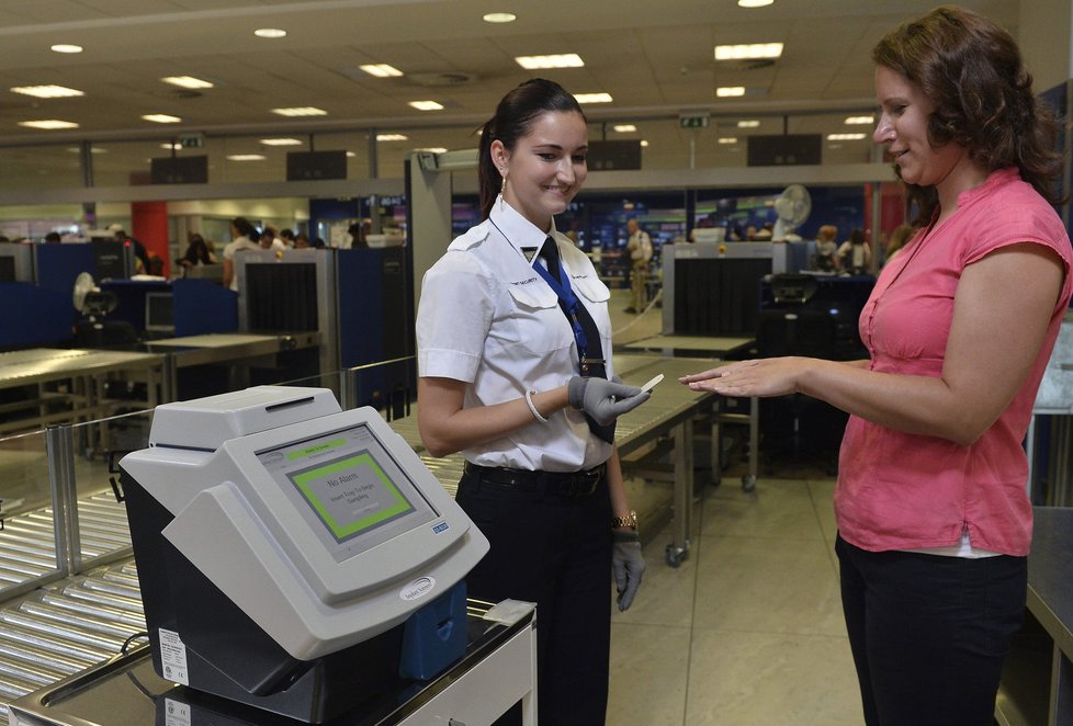 Nové detektory na pražském letišti umí odhalit přítomnost výbušniny během několika chvil.