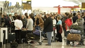 V letadlech a na letištích nejsou zapomenutá zavazadla ničím neobvyklým. Někteří cestující po svých věcech pátrají, jiní ne