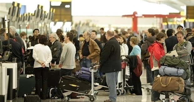 V letadlech a na letištích nejsou zapomenutá zavazadla ničím neobvyklým. Někteří cestující po svých věcech pátrají, jiní ne