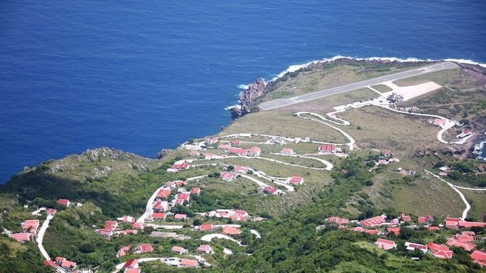 Juancho E. Yrausquin Airport – letiště s nejkratší přistávací dráhou, Karibik. Pouhých 396 metrů měří ranvej na karibském sopečném ostrově Saba. Ten je vůbec nejmenší z šestice ostrovů tvořících někdejší Nizozemské Antily. Přistávací dráha proto musela být zbudována na jediném plochém místě, které se na ostrově nachází. Okraje dráhy lemuje strmý sráz ze skály, i proto musejí piloti, kteří zde přistávají, získat zvláštní certifikát.