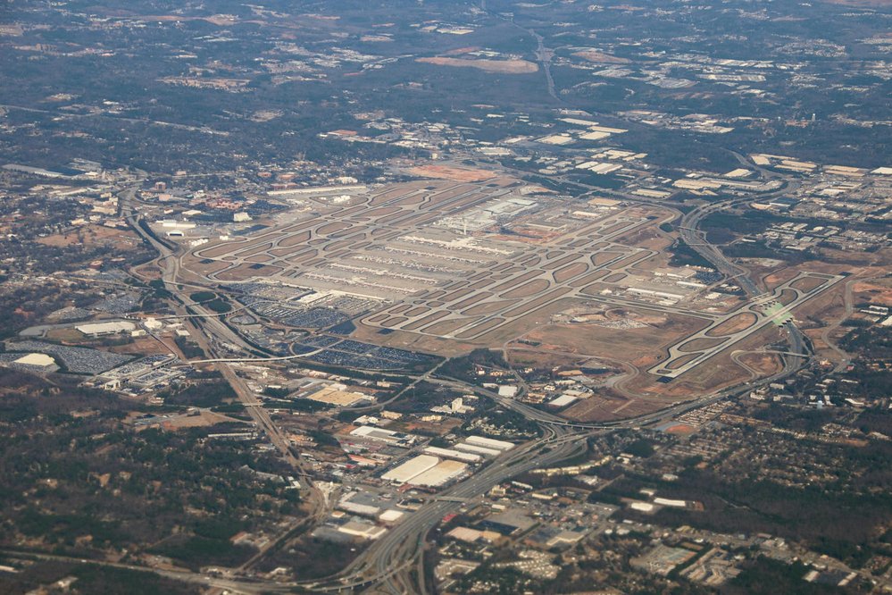 Letiště Hartsfield-Jackson International Airport (ATL) je podle statistik nejrušnějším na světě neustále od roku 1999. Nachází se 11 km jižně od města Atlanta ve státě Georgia, USA