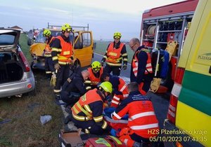 Na silnici mezi Božkovem a Letkovem na Plzeňsku se srazila dvě osobní auta. Čtyři lidé, včetně dvou dětí (4 a 10), utrpěli vážná zranění.