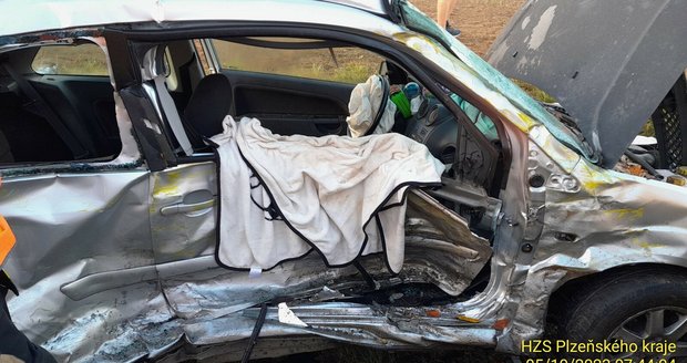 Na silnici mezi Božkovem a Letkovem na Plzeňsku se srazila dvě osobní auta. Čtyři lidé, včetně dvou dětí (4 a 10), utrpěli vážná zranění.