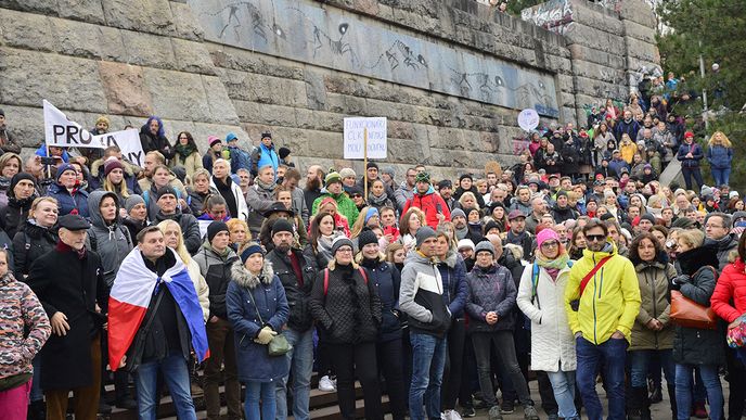 17. listopad: Ať se k nám právo vrátí: Neformálním setkání na Letné pod Kyvadlem