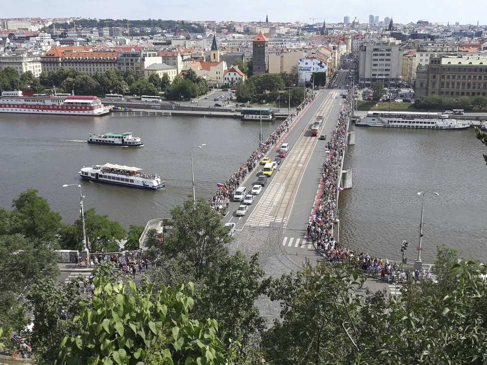 Davy lidí míří na Letnou kvůli demonstraci proti Andreji Babišovi.