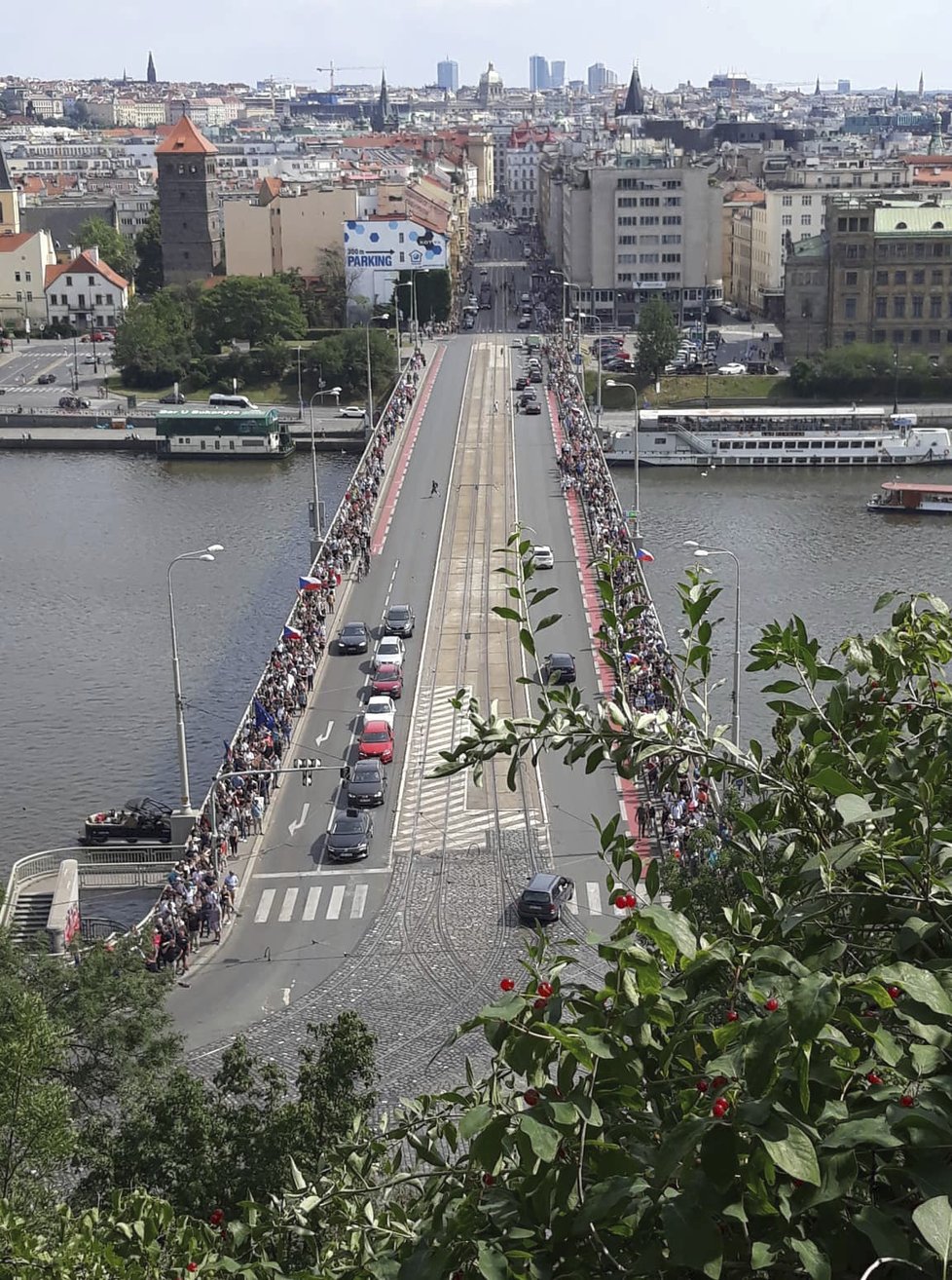 Davy lidí míří na Letnou kvůli demonstraci proti Andreji Babišovi.