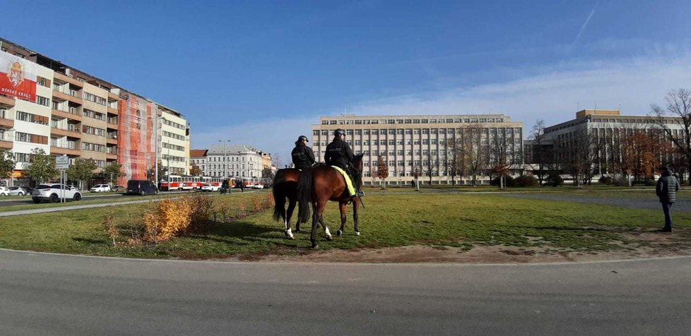 Policejní hlídka na koni kontroluje situaci na Letné, kam se scházejí první demonstranti, (16.11.2019).