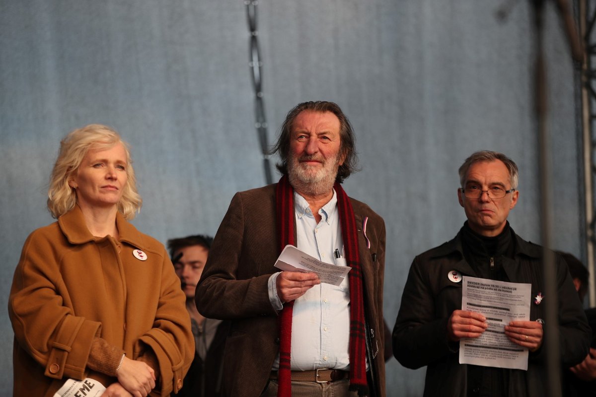 Herečka Aňa Geislerová a herci Bolek Polívka a Ivan Trojan na pódiu během letenské demonstrace spojené s 30. výročím sametové revoluce (16. 11. 2019)