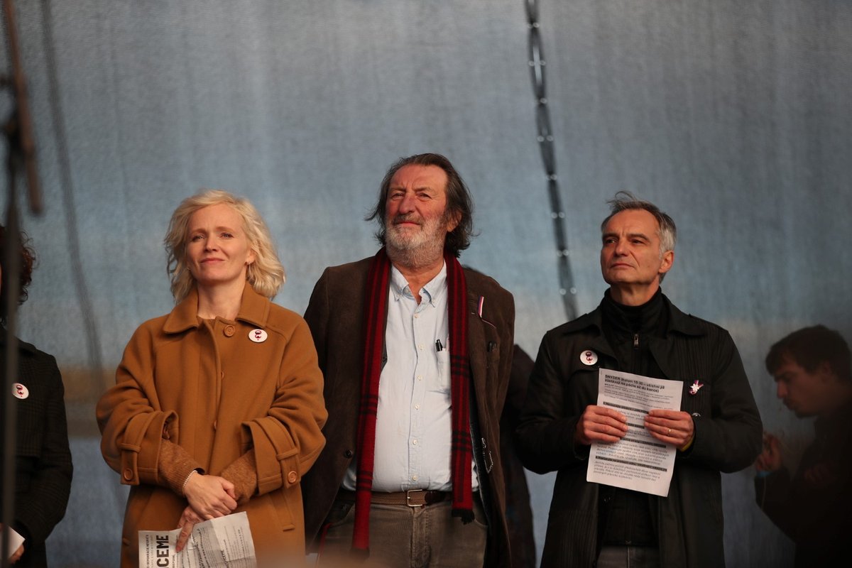Osobnosti na pódiu během letenské demonstrace spojené s 30. výročím sametové revoluce (16. 11. 2019)