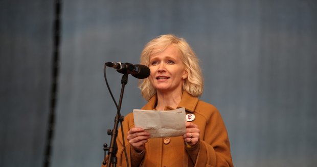 Herečka Aňa Geislerová hovoří na pódiu během letenské demonstrace spojené s 30. výročím sametové revoluce (16. 11. 2019)