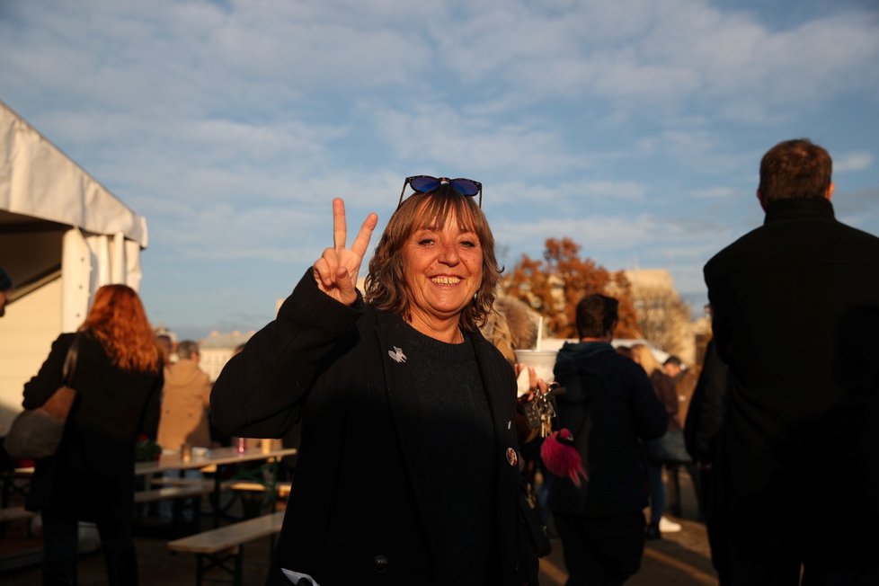Herečka Barbora Hrzánová během letenské demonstrace spojené s 30. výročím sametové revoluce (16. 11. 2019)