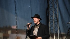Benjamin Roll ze spolku Milion chvilek hovoří během demonstrace na Letenské pláni spojené s 30. výročím sametové revoluce (16. 11. 2019)