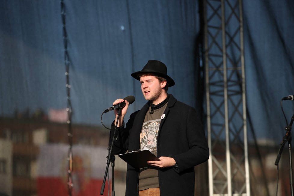 Benjamin Roll ze spolku Milion chvilek hovoří během demonstrace na Letenské pláni spojené s 30. výročím sametové revoluce (16. 11. 2019).