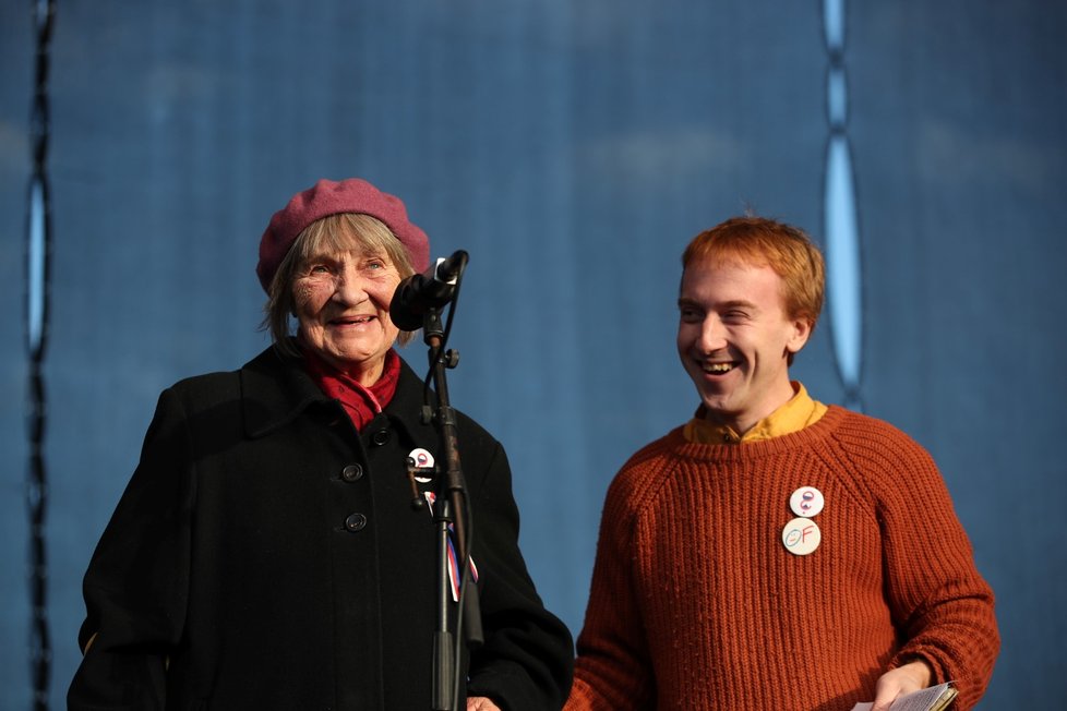 Dana Němcová a Mikuláš Minář během letenské demonstrace spojené s 30. výročím sametové revoluce (16. 11. 2019)
