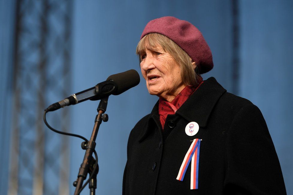 Dana Němcová během demonstrace na Letenské pláni spojené s 30. výročím sametové revoluce (16. 11. 2019)