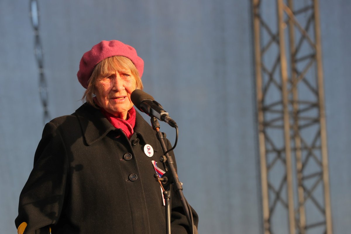 Dana Němcová hovoří během letenské demonstrace spojené s 30. výročím sametové revoluce (16. 11. 2019)