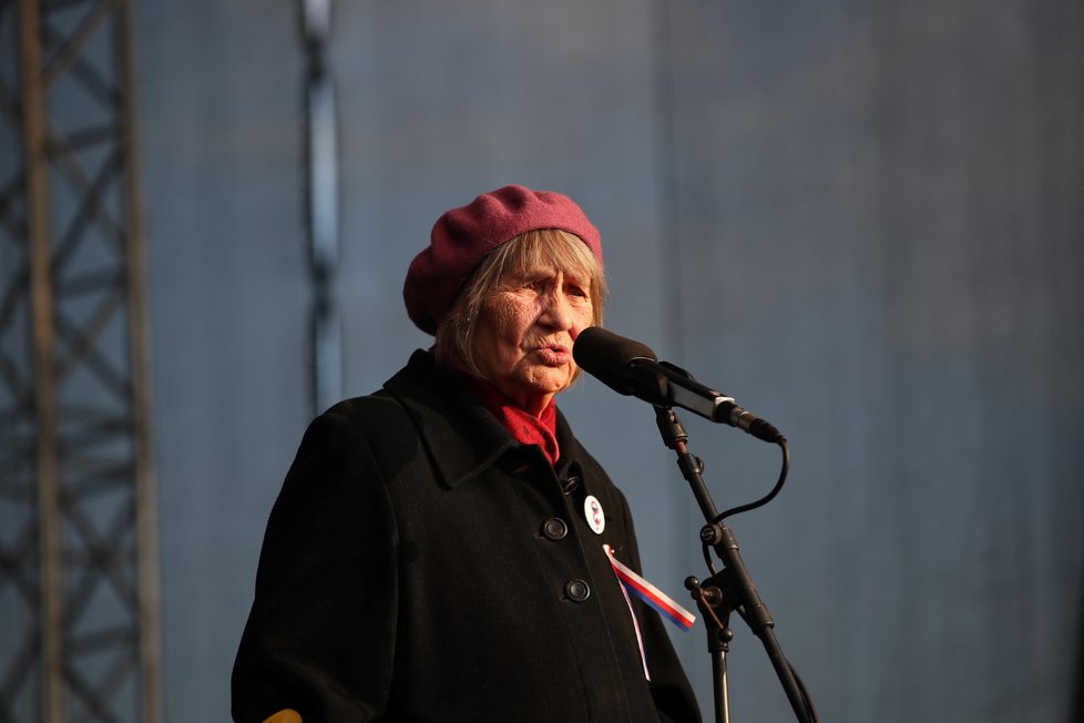 Disidentka komunistického režimu a jedna z prvních signatářek Charty 77 Dana Němcová během letenské demonstrace spojené s 30. výročím sametové revoluce (16. 11. 2019)