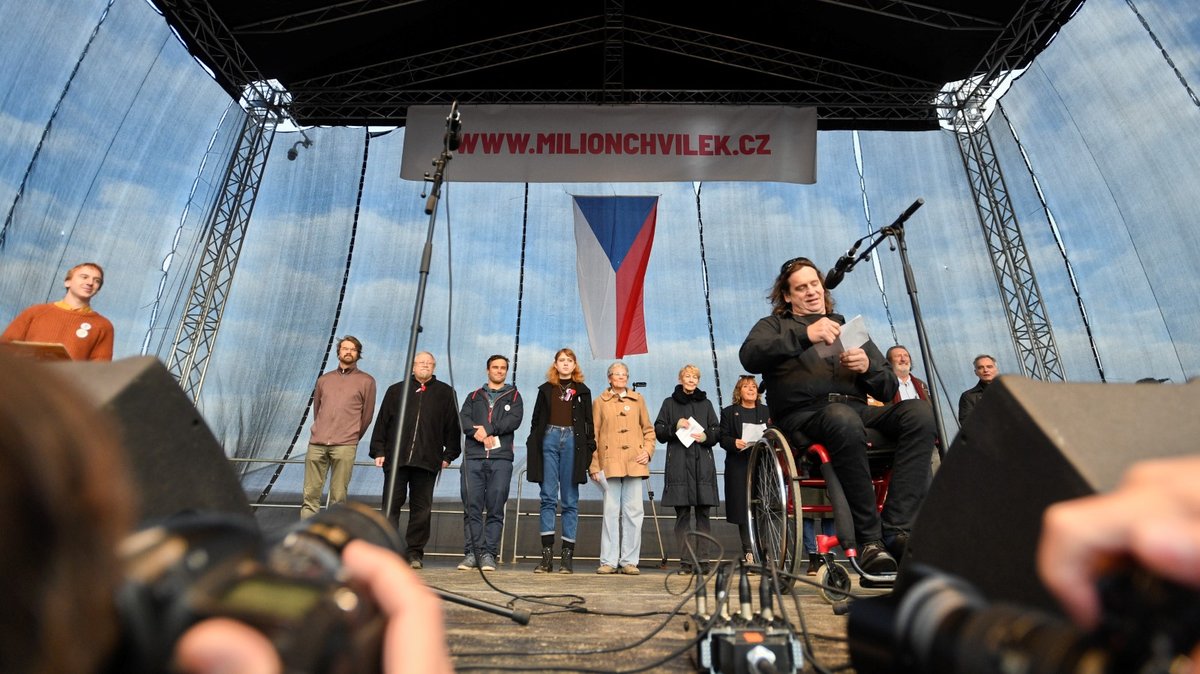  Osobnosti na pódiu během demonstrace na Letenské pláni spojené s 30. výročím sametové revoluce (16. 11. 2019)