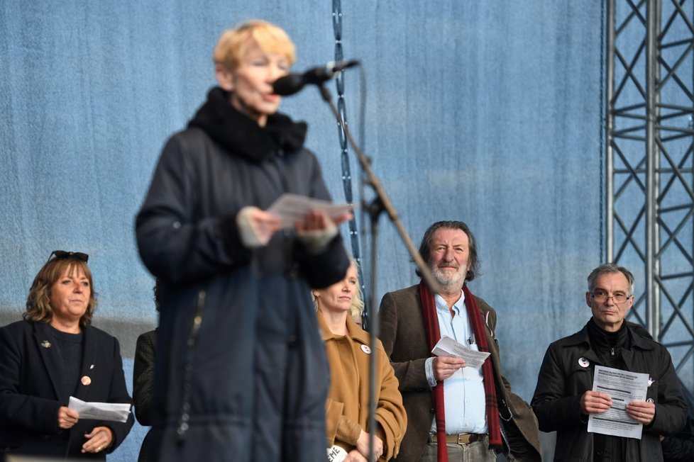 Osobnosti na pódiu během demonstrace na Letenské pláni spojené s 30. výročím sametové revoluce (16. 11. 2019)