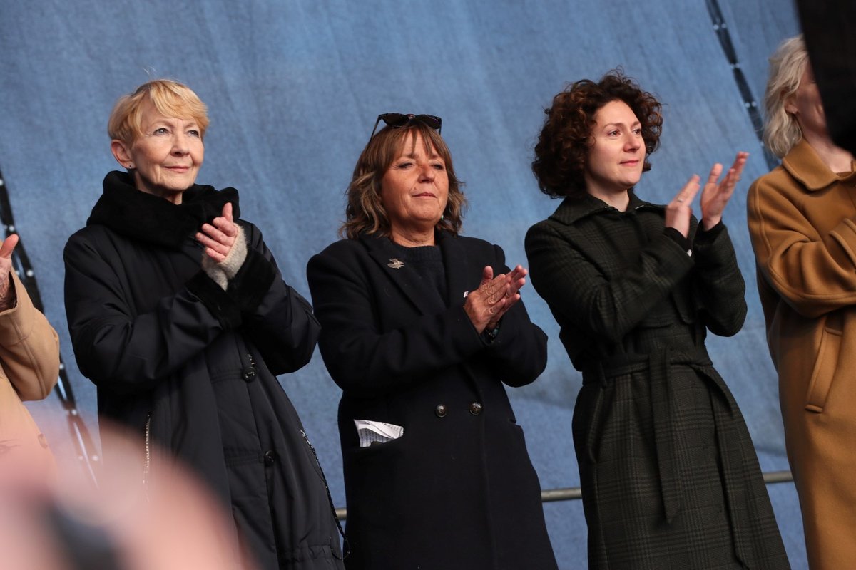 Herečky Daniela Kolářová, Barbora Hrzánová a Martha Issová na pódiu během letenské demonstrace spojené s 30. výročím sametové revoluce (16. 11. 2019)