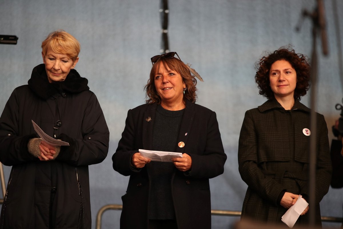 Herečky Daniela Kolářová, Barbora Hrzánová a Martha Issová na pódiu během letenské demonstrace spojené s 30. výročím sametové revoluce (16. 11. 2019)