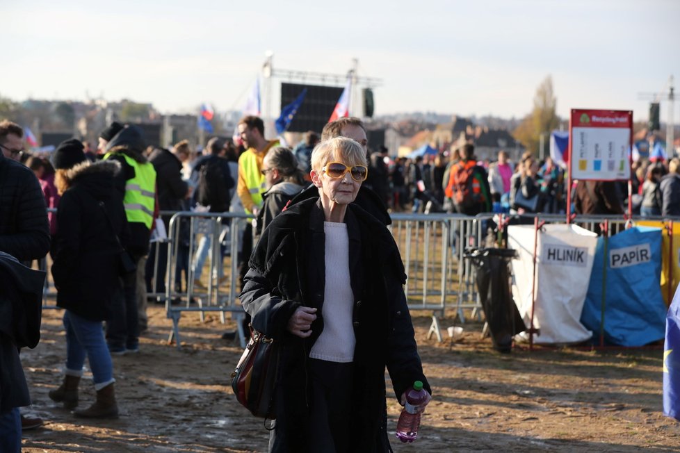 Herečka Daniela Kolářová krátce před začátkem demonstrace na Letenské pláni spojené s 30. výročím sametové revoluce (16. 11. 2019)