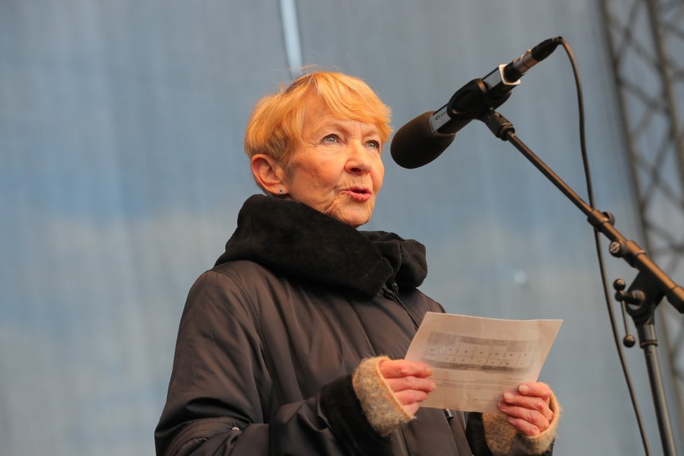 Herečka Daniela Kolářová hovoří během demonstrace na Letenské pláni spojené s 30. výročím sametové revoluce (16. 11. 2019).