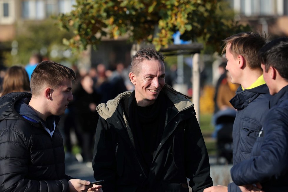  Předseda Pirátů Ivan Bartoš krátce před začátkem demonstrace na Letenské pláni spojené s 30. výročím sametové revoluce (16. 11. 2019)