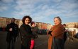 Herečka Martha Issová během  letenské demonstrace spojené s 30. výročím sametové revoluce. V pozadí herec Ivan Trojan (16. 11. 2019)