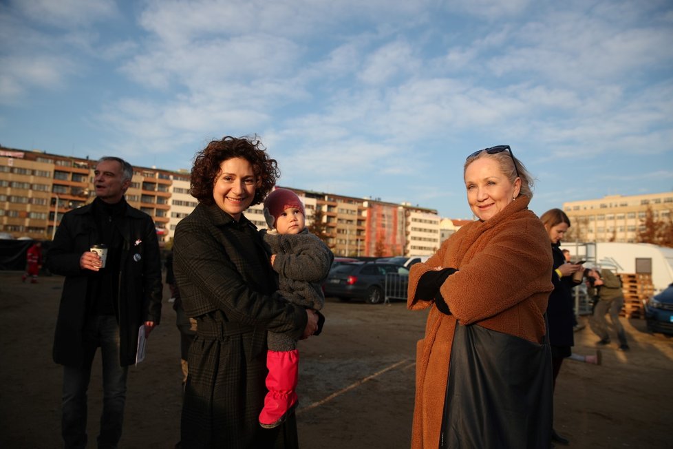 Herečka Martha Issová během  letenské demonstrace spojené s 30. výročím sametové revoluce. V pozadí herec Ivan Trojan (16. 11. 2019)